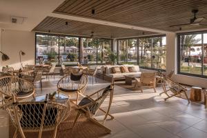 un soggiorno con sedie, divano e tavoli di Balmy Beach Resort Kemer a Kemer