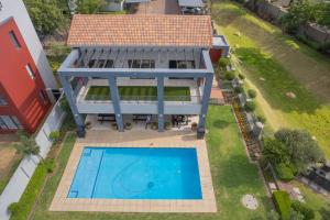 - une vue aérienne sur une maison avec une piscine dans l'établissement Luxury Home with an Office & Backup Power, à Sandton
