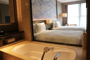 Uma cama ou camas num quarto em Wanda Realm Huangshi