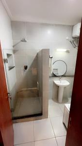 y baño con ducha y lavamanos. en Prive Apartments Katampe Extension 3bed, en Abuja