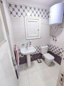 een badkamer met een wastafel en een toilet bij LARA Maamoura beach Alexandria in Alexandrië