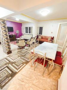 salon z kanapą i stołem w obiekcie LARA Maamoura beach Alexandria w Aleksandrii