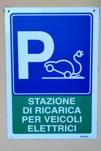 a parking sign with a sign for a car at Hotel Emiliana in Villadossola