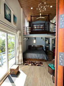 イェーラギリにあるSharma Nivas Holiday Homestayのベッドルーム1室(大型ベッド1台、階段付)