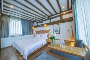 Säng eller sängar i ett rum på Lijiang View Holiday Inn
