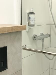 un bagno con dispenser di sapone su una porta di vetro di The View 22 a Cerklje na Gorenjskem