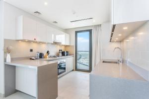 Kuchyň nebo kuchyňský kout v ubytování STAY BY LATINEM Luxury 2BR Holiday Home W2703 near Burj Khalifa