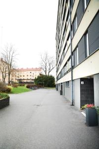 un parking vide à côté d'un bâtiment dans l'établissement Condo Portsa - Viihtyisä asunto keskustassa, à Turku