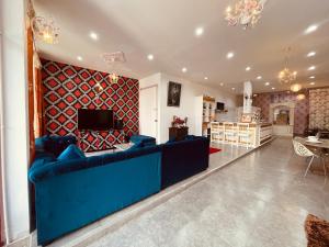 sala de estar con sofá azul y TV en Mandala Beach Villa Jomtiean en Jomtien Beach