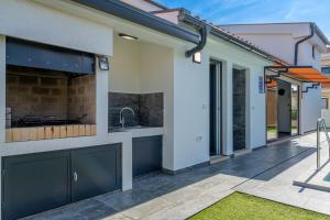 a house with a kitchen and a courtyard at Villa Paradise in Medulin