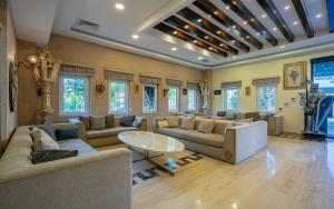 un grand salon avec des canapés et une table dans l'établissement Golden Beach Resort & Spa, à Bodrum City