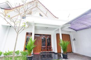a view of the front of a house with plants at Andromeda Home Stay Yogyakarta Malioboro in Bantul