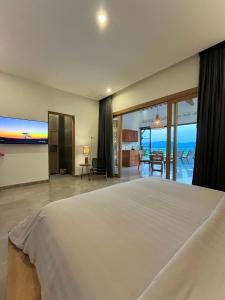 een slaapkamer met een bed en uitzicht op de oceaan bij boutique villa jogja senang in Yogyakarta