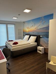 1 dormitorio con 1 cama y una pintura del océano en Barrierefreie Ferienwohnungen in der Nähe der Golf- und Freizeitanlage, en Mudau