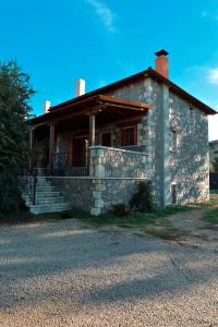 ein altes Steinhaus mit einer Veranda und einer Veranda in der Unterkunft Diminio 1 Whole House - Chalet in Arachova