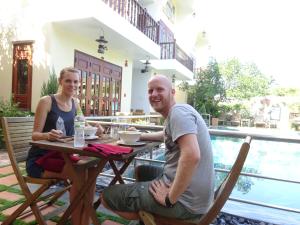 een man en een vrouw aan een tafel bij villa Trúc Huy in Tân Thành (1)