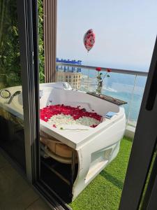 a bath tub sitting in a window with a balloon at برج داماك الجوهرة جدة , الجناح الذهبي-Damac jawharah tower in Jeddah