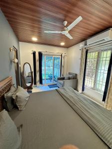 イェーラギリにあるSharma Nivas Holiday Homestayのベッドルーム1室(大型ベッド1台、シーリングファン付)