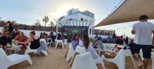 Hostia v ubytovaní Sunset Beach 4 Bedroom Villa 200m to Beach+Fast WIFI