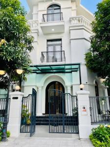 un bâtiment blanc avec une porte devant dans l'établissement 3 bedrooms in the Villa - Vinhome Ocean Park, à Gia Lâm Pho