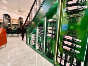 un étalage de bouteilles de vin sur un mur dans un magasin dans l'établissement 3 bedrooms in the Villa - Vinhome Ocean Park, à Gia Lâm Pho