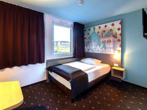 Postel nebo postele na pokoji v ubytování B&B Hotel Neuss