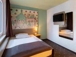 Postel nebo postele na pokoji v ubytování B&B Hotel Neuss