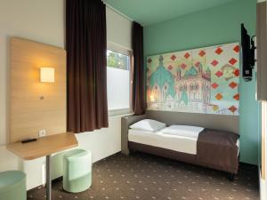 Postel nebo postele na pokoji v ubytování B&B Hotel Neuss