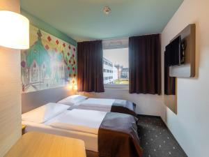 Postel nebo postele na pokoji v ubytování B&B Hotel Neuss