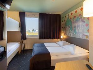 Giường trong phòng chung tại B&B Hotel Neuss