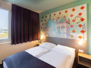 Postel nebo postele na pokoji v ubytování B&B Hotel Neuss