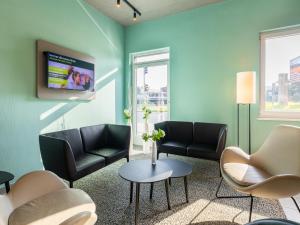 TV a/nebo společenská místnost v ubytování B&B Hotel Neuss
