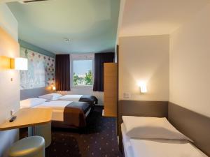 Postel nebo postele na pokoji v ubytování B&B Hotel Neuss + 22 fotografií