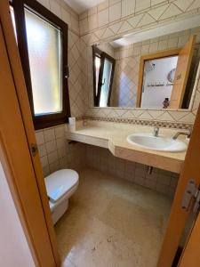 Kúpeľňa v ubytovaní Sunset Beach 4 Bedroom Villa 200m to Beach+Fast WIFI