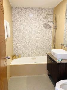 Tagum的住宿－VMJ Inland Resort，带浴缸和盥洗盆的浴室