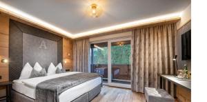 Rúm í herbergi á Hotel Alpina Wellness & Spa Resort