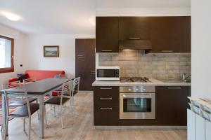 a kitchen and dining room with a table and chairs at Le Sorgenti in Valdisotto