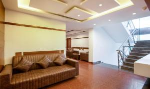 un soggiorno con divano e scale di Treebo Trend New Plus Point a Bangalore
