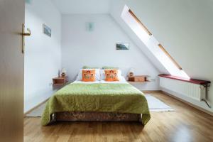 ザコパネにあるRent like home - Kasprowiczaのベッドルーム1室(緑のベッド1台、オレンジ色の枕付)