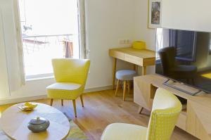 ボルドーにあるFondaudège - Appartement 1 chambre avec parkingのリビングルーム(テーブル、椅子、テレビ付)