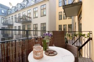 een tafel en stoelen op een balkon met een gebouw bij Nordic style top location balcon in Kopenhagen