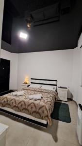 sypialnia z dużym łóżkiem z poduszkami w obiekcie Kai Hotel w mieście Tbilisi City