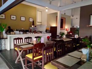 un restaurante con mesas y sillas y un bar en VANA Wellness Resort, 