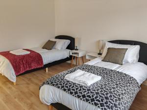 En eller flere senger på et rom på Charming 5 Bedroom House in Bexley