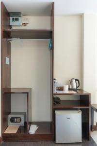 a room with a bunk bed with a microwave at Manee Cool Mueang in Chiang Mai