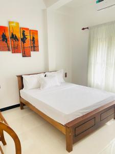1 dormitorio con 1 cama grande en una habitación en Akeinya villa en Galle