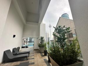 een woonkamer met uitzicht op de stad bij Cormar KLCC Suites By NHB in Kuala Lumpur