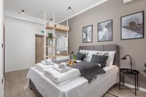 una camera da letto con un letto grande con lenzuola bianche di Apartments Diego a Fiume (Rijeka)