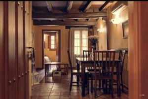 a dining room with a table and chairs at APARTAMENTOS RURAL LA JACOBA in Cabezuela del Valle