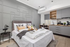 una camera da letto con un letto grande con asciugamani sopra di Apartments Diego a Fiume (Rijeka)